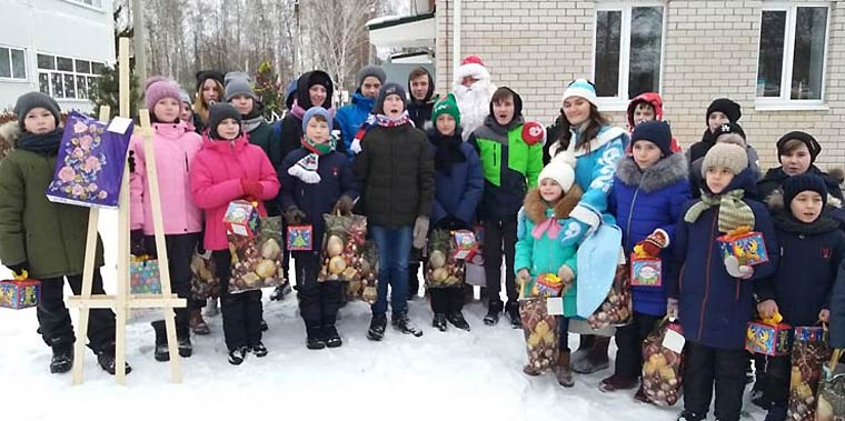Дед Мороз НТР вручил новогодние подарки детям-сиротам