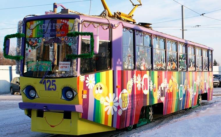 В Нижнекамске появился новогодний трамвай
