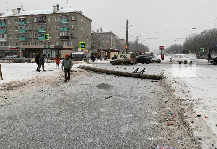 В Казани внедорожник снёс столб после столкновения с кроссовером