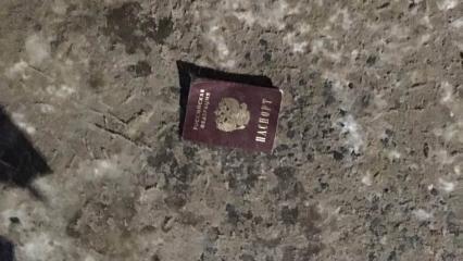 В Нижнекамске женщина достала из сумки чужой паспорт и бросила его на дорогу