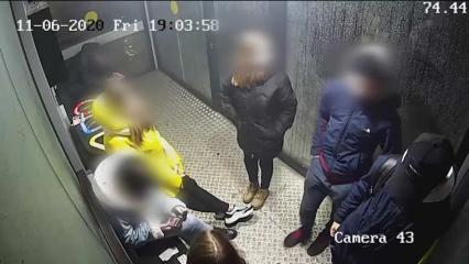 Испортившие новый остановочный павильон в Нижнекамске подростки попали на камеру