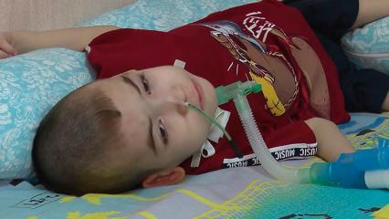 Мальчику из Челнов, который после пневмонии дышит только на ИВЛ, нужна помощь