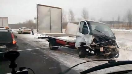 Соцсети: под Нижнекамском опрокинулся фургон с молоком