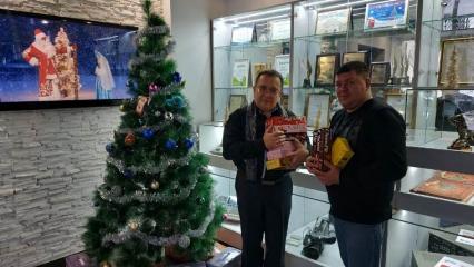 Сотрудники ДНТ и футбольного «Нефтехимика» принесли подарки для акции «Стань Дедом Морозом»