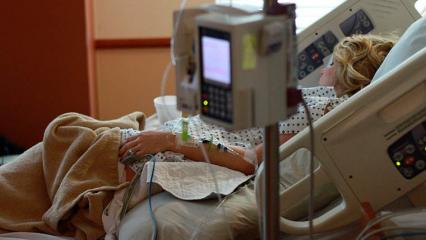 В российской больнице пожилые пациенты лежат в коридорах