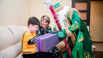 Мэр Нижнекамска исполнил новогодние желания двух ребят