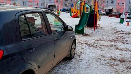 В Нижнекамске оштрафовали водителей, паркующихся на детской площадке