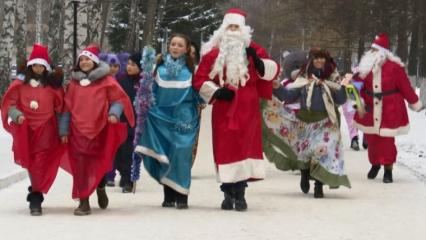 По улицам Нижнекамска прошло шествие Деда Мороза
