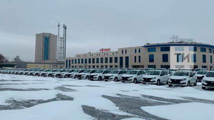 Президент Татарстана передал новые автомобили в сельские больницы