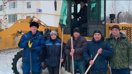Руководитель исполкома Нижнекамска взял лопату и помог очистить двор - НТР 24