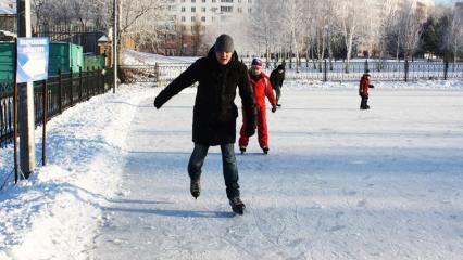 В морозный солнечный денек – трое вышли на каток