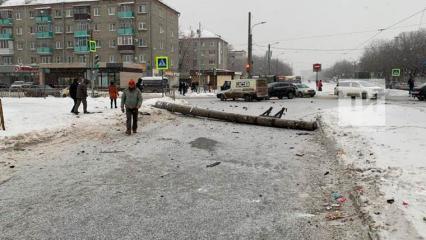 В Казани внедорожник снёс столб после столкновения с кроссовером