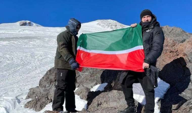 На Эльбрусе муфтий Татарстана поднял флаг республики