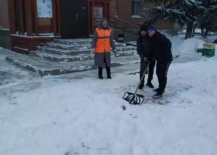 Нижнекамцы вышли с лопатами на улицу, чтобы помочь дворнику убрать снег
