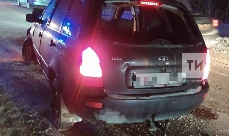 В Нижнекамске после столкновения лоб в лоб водителя зажало в автомобиле