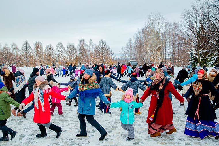 Хоровод, игры и концерт: в Нижнекамске прошли рождественские гуляния