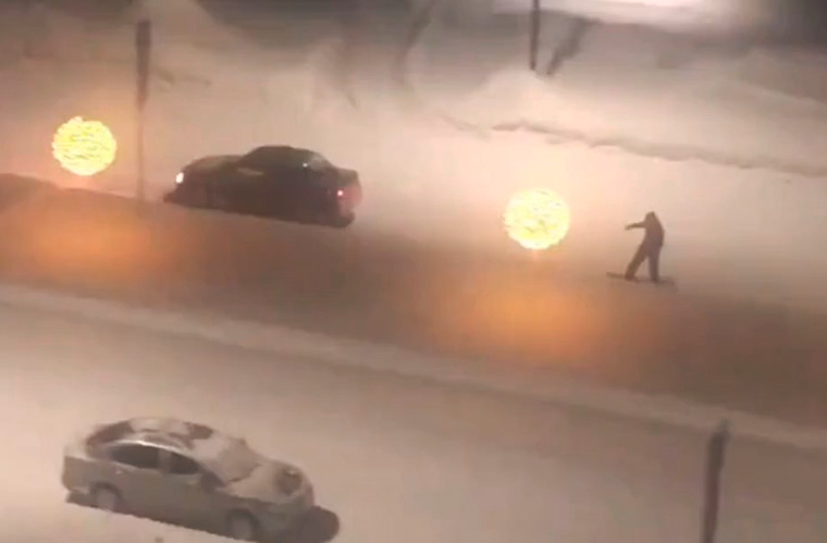 На видео сняли нижнекамца, который катался на сноуборде по проспекту Шинников