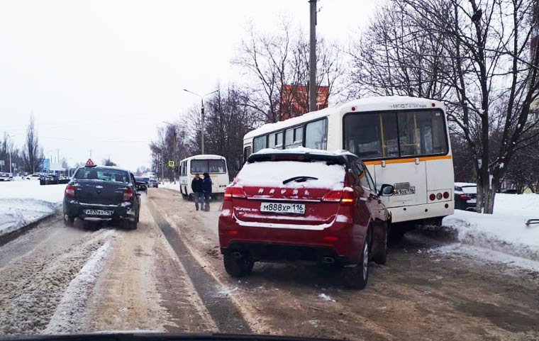 В Нижнекамске кроссовер въехал в автобус
