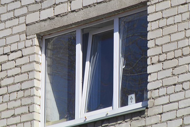В Татарстане школьник выпал из окна 4 этажа