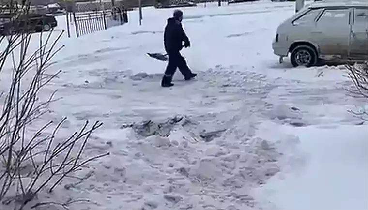В Нижнекамске дворник закидал грязным снегом чужую машину