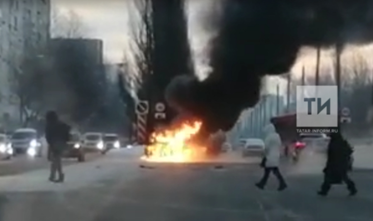 В Казани попал на видео горящий автомобиль
