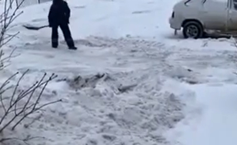 Дворника, который кидал снег на машину в Нижнекамске, уволят