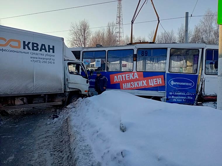 В Нижнекамске столкнулись трамвай и грузовик, есть пострадавшие