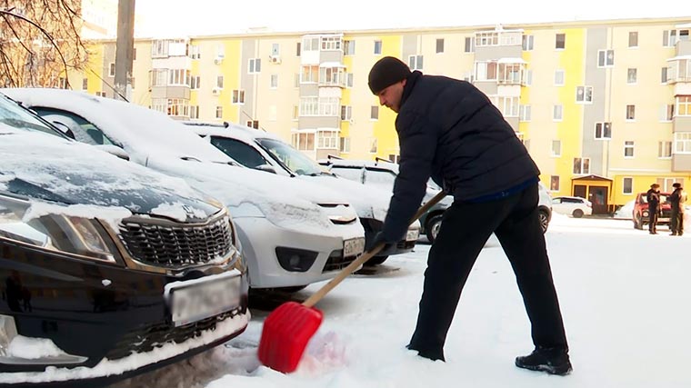 Нижнекамцы с ул.Вокзальной призвали жителей города помогать дворникам в уборке снега