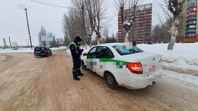 Неисправные авто и нечитаемые номера: ГИБДД Нижнекамска выявила более 60 нарушений при проверке таксистов