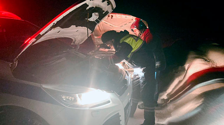 Нижнекамские инспекторы ГИБДД помогли замерзавшему посреди дороги водителю