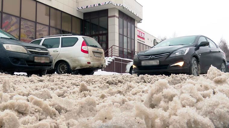 Резкое потепление в Нижнекамске обернулось «кашей» на дорогах и падающим с крыш снегом