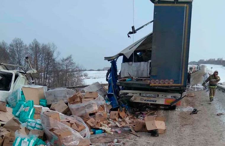 В Ульяновской области легковой автомобиль попал в «тиски» грузовиков