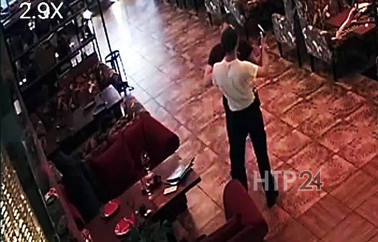 Появилось видео из кафе в Нижнекамске, где посетитель угрожал сотрудникам и гостям пистолетом