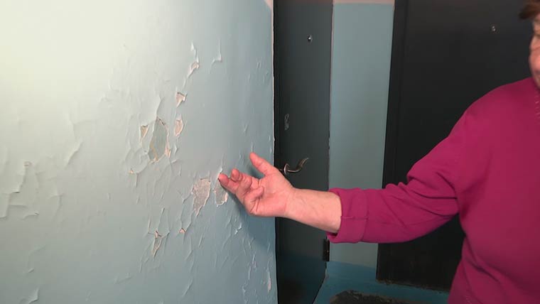 Жителей дома в Нижнекамске не устроил долгожданный ремонт