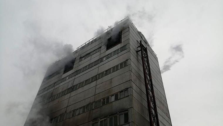 С крыши горящего здания в промзоне Нижнекамска спасли двух рабочих