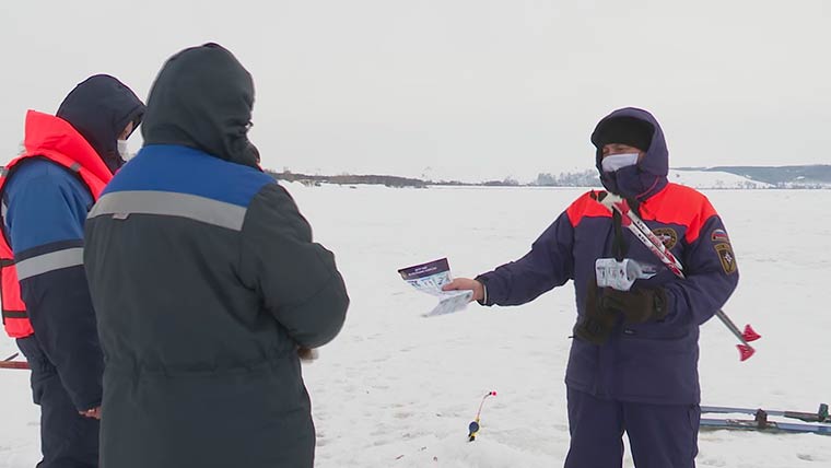 В Нижнекамске спасатели раздали рыбакам на Каме памятки