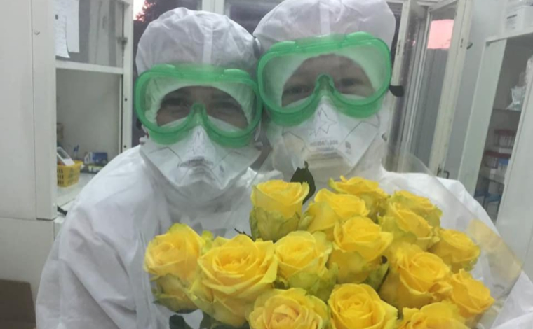 В Нижнекамске пациенты COVID-госпиталя подарили медикам цветы