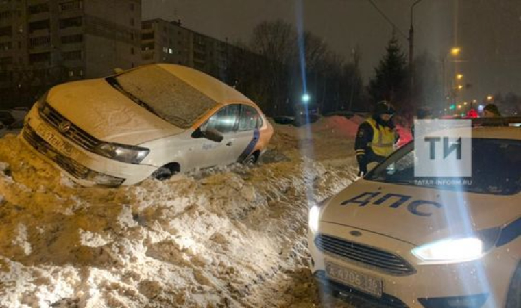 В Татарстане пьяный мужчина убежал с места ДТП, бросив арендованную машину