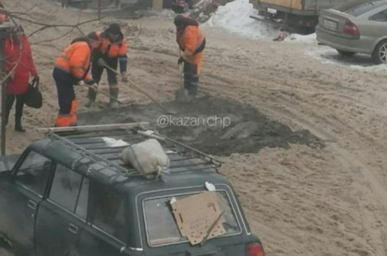 Жители Казани недовольны тем, что рабочие положили бетон на снег