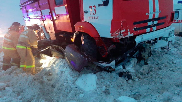 На трассе в Татарстане пожарная машина смяла легковушку
