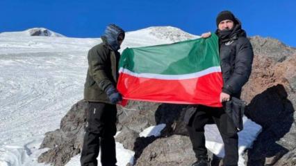 На Эльбрусе муфтий Татарстана поднял флаг республики