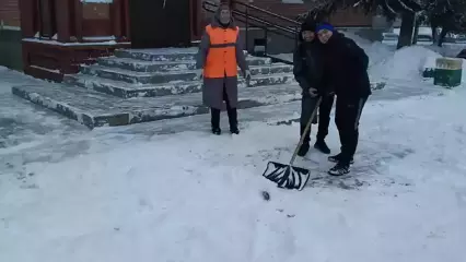Нижнекамцы вышли с лопатами на улицу, чтобы помочь дворнику убрать снег