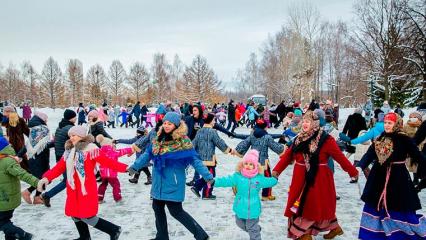 Хоровод, игры и концерт: в Нижнекамске прошли рождественские гуляния - НТР 24