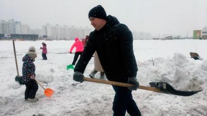 Нижнекамцы строят своими руками горки для детей - НТР 24