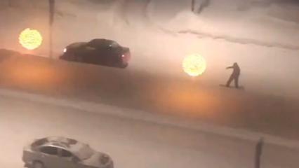 На видео сняли нижнекамца, который катался на сноуборде по проспекту Шинников - НТР 24