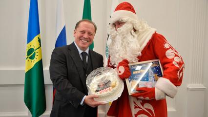 Дед Мороз НТР получил награду из рук Айдара Метшина