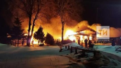 В Татарстане во время пожара мужчина успел выбраться из окна дома