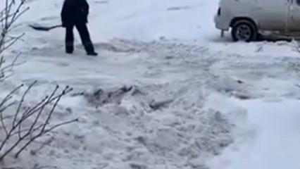 Дворника, который кидал снег на машину в Нижнекамске, уволят