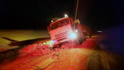 Под Нижнекамском инспекторы ДПС вызволили водителя КамАЗа из снежной «ловушки» - НТР 24
