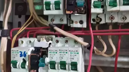 В Нижнекамске неадекватный мужчина разбил битой электрощиты в подъезде - НТР 24